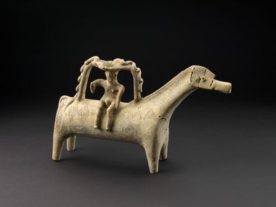 Rhyton en forme de cheval en terre cuite avec cavalier comme partie de la poignée à l